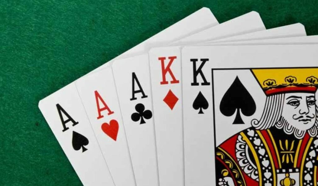 Thứ hạng của bộ ba lá trong Full House poker 