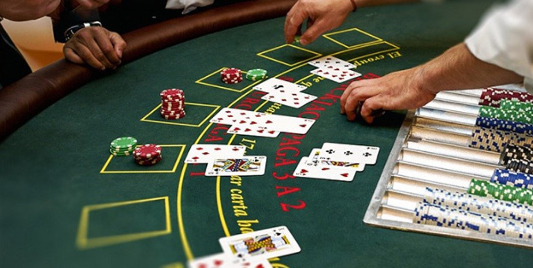 Ví dụ về bộ bài Full House Poker là gì
